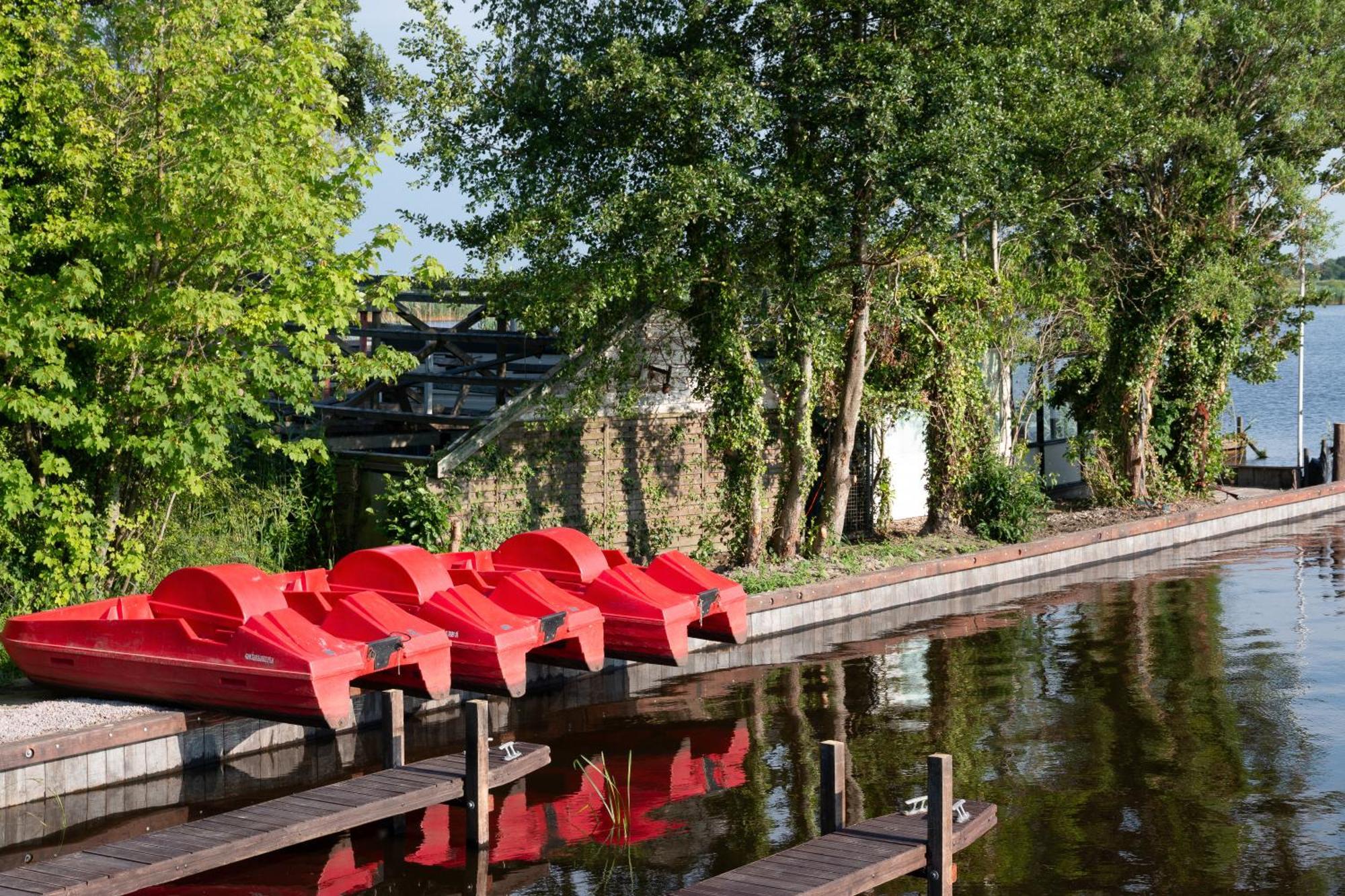 Luxe En Ruim Chalet Met Airco Bij Leekstermeer Matsloot Exterior foto